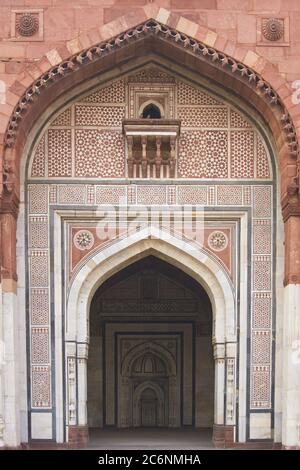 Moschea storica (Qall'a-i-Kuhna) all'interno del forte storico di Purana Qila a Delhi India. XVI secolo d.C. Foto Stock