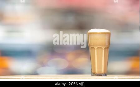 Primo piano di un bicchiere con frappé su tavolo di legno. Messa a fuoco selettiva Foto Stock