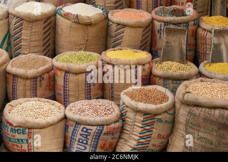 Disposizione colorata degli impulsi e delle lenticchie per la vendita ad un mercato nella vecchia Delhi, India Foto Stock