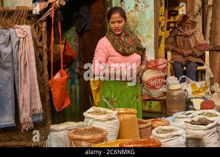 Donna che vende spezie in un mercato di strada nella vecchia Delhi, India Foto Stock