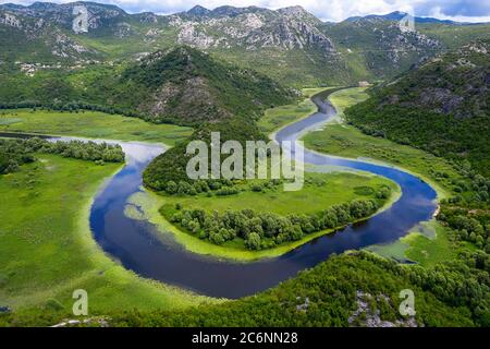 Vista aerea della curva del fiume Fiume Fiume Fiume Crnojevica e del lago Skadar, vista dal punto di vista, preso dal drone vicino a Cetinje Foto Stock