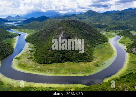 Vista aerea della curva del fiume Fiume Fiume Fiume Crnojevica e del lago Skadar, vista dal punto di vista, preso dal drone vicino a Cetinje Foto Stock