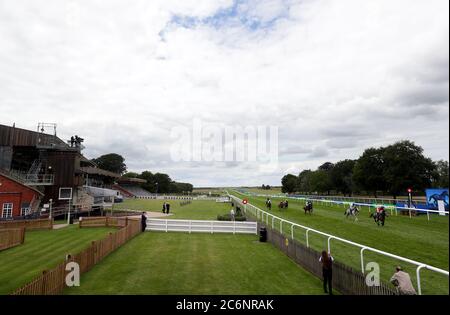 Indie Angel guidato da jockey Nicky Mackay vince l'handicap dei British Stallion Stacchs EBF Fillies il terzo giorno del Moet and Chandon July Festival all'ippodromo di Newmarket. Foto Stock