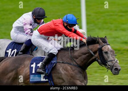 Indie Angel guidato da Nicky Mackay vince il British Stallion Stacchs EBF Fillies' handicap il terzo giorno del Moet and Chandon July Festival presso l'ippodromo di Newmarket. Foto Stock