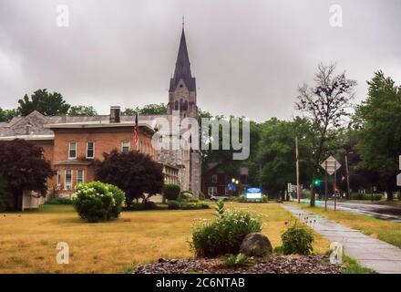 Baldwinsville, New York, Stati Uniti. 11 luglio 2020. Vista della piccola città di Baldwinsville, NY, e la chiesa di St. Mary, nella contea di Onondaga su un weeken piovoso Foto Stock