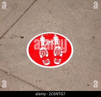 COVID-19 Goderich Ontario Canada Municipal Floor Signs Social Distancing Posted on the Ground near Food Concession Sts to Guide Line UPS and Queue Foto Stock