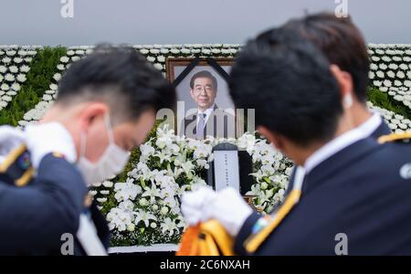 Seoul, Corea del Sud. 11 Luglio 2020. Ritratto della morte del Parco Sindaco di Seoul, vincitore del memoriale al Seoul City Hall Plaza di Seoul, Corea del Sud, il 11 luglio 2020. Il sindaco di 64 anni è stato trovato morto nei boschi del Monte Bugak vicino alla sua residenza intorno a tarda notte Venerdì ora locale. Non è stato trovato alcun segno di fallo, ma la polizia stava indagando la causa esatta della sua morte. (Foto di Lee Young-ho/Sipa USA) Credit: Sipa USA/Alamy Live News Foto Stock