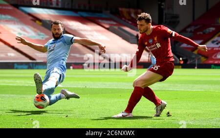 Erik Pieters di Burnley (a sinistra) e Andrew Robertson di Liverpool (a destra) si battono per la palla durante la partita della Premier League all'Anfield Stadium di Liverpool. Foto Stock