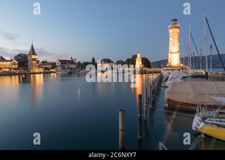 Porto di Lindau al crepuscolo Foto Stock