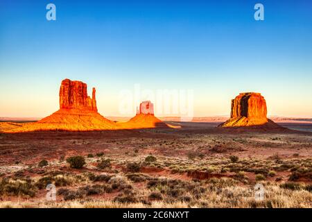 Monument Valley nel Navajo National Park illuminato dal tramonto, confine tra Utah e Arizona, Stati Uniti Foto Stock