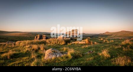 Alba sulla Black Tor nel Parco Nazionale di Dartmoor Foto Stock