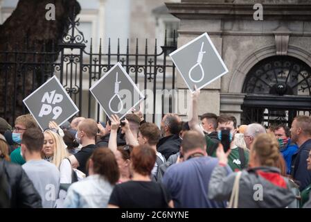 Dail Eireann, Kildare Street, Dublino, Irlanda. 11 Luglio 2020. Un grande gruppo si è riunito fuori Dail Eireann in Kildare Street per chiedere le dimissioni del Ministro per i Bambini Poderic o'Gorman. Alcuni violenti scontri con i contronelisti che hanno suonato musica forte per annegare la protesta hanno fatto calciare il loro altoparlante e schiacciare dai dimostranti. Gardaí erano sulla scena per rompere la violenza e rimuovere i contronestori. Credit: Eoin Healy/Alamy Live News Foto Stock