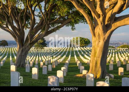 Vista del Fort Rosecrans National Cemetery fotografata prima del tramonto. San Diego, California, Stati Uniti. Foto Stock