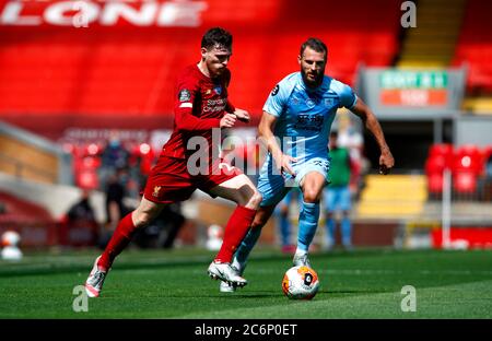 Andrew Robertson di Liverpool (a sinistra) e Erik Pieters di Burnley si battono per la palla durante la partita della Premier League all'Anfield Stadium di Liverpool. Foto Stock