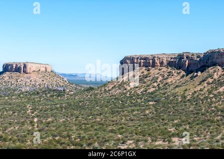 Vista dal Vingeklip, una colonna rocciosa sedimentaria vicino a Outjo in Namibia. Il Vingerklip Lodge e il ristorante Eagles Nest sono visibili sul retro Foto Stock