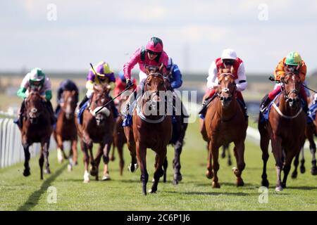 Oxted guidato dal jockey Cieren Fallon vince la Darley July Cup Stakes il terzo giorno del Moet and Chandon July Festival presso l'ippodromo di Newmarket. Foto Stock