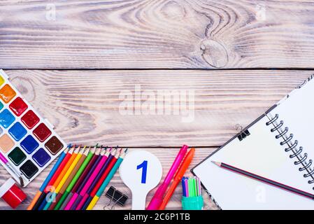 Forniture scolastiche su un tavolo di legno con spazio per testo, vista dall'alto Foto Stock