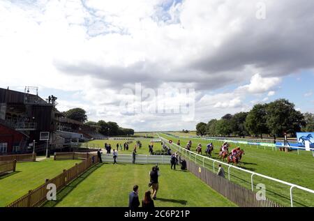 Oxted guidato dal jockey Cieren Fallon vince la Darley July Cup Stakes il terzo giorno del Moet and Chandon July Festival presso l'ippodromo di Newmarket. Foto Stock