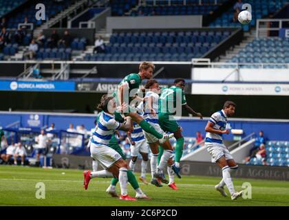 Londra, Regno Unito . 11 luglio 2020; il Kiyan Prince Foundation Stadium, Londra, Inghilterra; Campionato inglese di calcio, Queen Park Rangers vs Sheffield Mercoledì; Tom Lees of Sheffield Mercoledì testa la palla verso la rete da un angolo Credit: Action Plus Sports Images/Alamy Live News Credit: Action Plus Sports Images/Alamy Live News Foto Stock