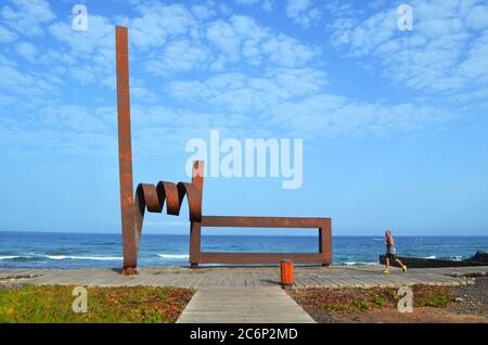 Scultura e corridore, Playa de las America, Tenerife Foto Stock