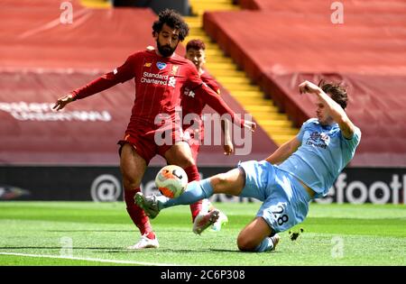 Mohamed Salah di Liverpool (a sinistra) e Kevin Long di Burnley (a destra) combattono per la palla durante la partita della Premier League all'Anfield Stadium di Liverpool. Foto Stock