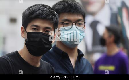 Hong Kong, CINA. 11 Luglio 2020. Ex leader studentesco durante LA RIVOLUZIONE OMBRELLO del 2014, Lester Shum ( 27/left ) si allea con Joshua Wong per sostenere il candidato democratico durante la campagna elettorale primaria in città.July-11, 2020 Hong Kong.ZUMA/Liau Chung-ren Credit: Liau Chung-ren/ZUMA Wire/Alamy Live News Foto Stock