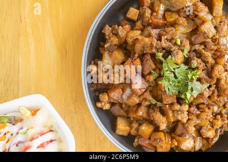 Mescolare il maiale fritto con cipolla e aglio e salsa di soia nera e la salsa di coriandolo e tofu e insalata di verdure sulla cornice destra e vista Flaylay Foto Stock