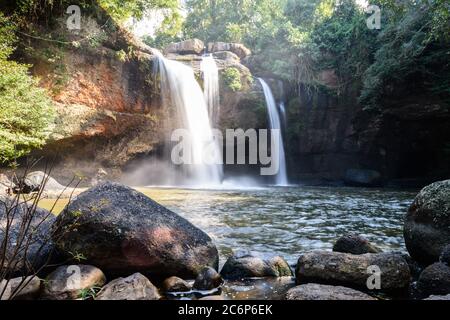 Cascata di Haew Suwat al mattino presso il parco nazionale Khao Yai, provincia di Nakhon Ratchasima, Thailandia. Foto Stock