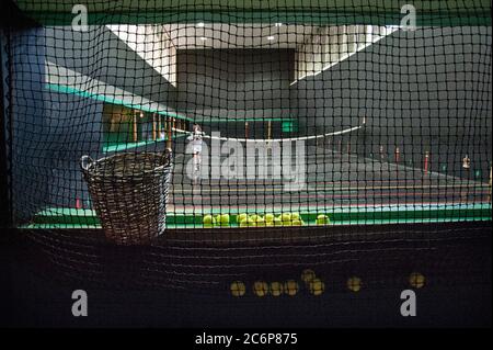 vero campo da tennis con palle Foto Stock