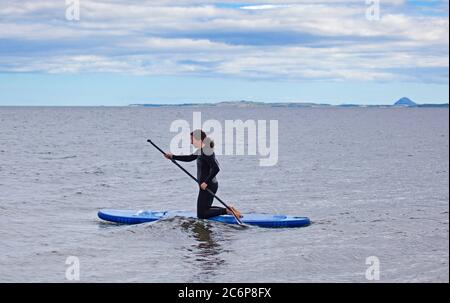 Portobello, Edimburgo, Scozia, Regno Unito 11 luglio 2020. La temperatura fresca al mattino sale a 18 gradi nel pomeriggio con la brezza fresca. Gli sport acquatici su tavole da paddle e kayak sono diventati più popolari nel corso dei tre mesi della pandemia di Coronavirus, come persone di tutte le età hanno avuto più tempo libero. Foto Stock