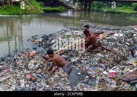 Dhaka, Dhaka, Bangladesh. 11 Luglio 2020. Lavoratori volontari ripulire le rive del fiume che circondano il canale, era un canale prima ma il deposito continuo di rifiuti urbani lo rende una terra a Savar vicino Dhaka, Bangladesh il 11 luglio 2020. Credit: Zabed Hasnain Chowdhury/ZUMA Wire/Alamy Live News Foto Stock