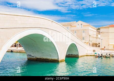 Bellissima città di Pag in Dalmazia, Croazia, vista del porto turistico e vecchio ponte di pietra Foto Stock