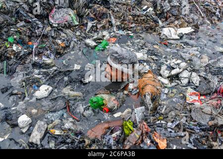 Dhaka, Dhaka, Bangladesh. 11 Luglio 2020. Un lavoratore di Volontario ripulire le rive del fiume che circondano il canale, era un canale prima ma il deposito continuo di rifiuti urbani lo rende una terra a Savar vicino Dhaka, Bangladesh il 11 luglio 2020. Credit: Zabed Hasnain Chowdhury/ZUMA Wire/Alamy Live News Foto Stock