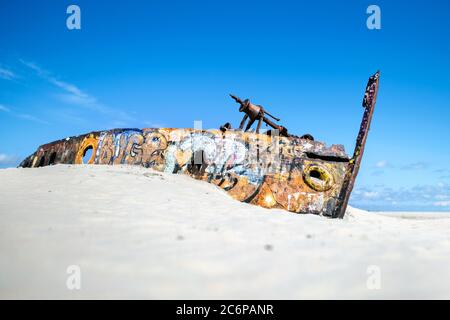 Norderney, Germania. 11 Luglio 2020. Un relitto si trova nella sabbia all'estremità orientale dell'isola. L'ex drago di mitili si agitò durante il salvataggio di un'altra nave nel 1967 e può ancora essere visto sulla spiaggia oggi. Credit: Hauke-Christian Dittrich/dpa/Alamy Live News Foto Stock