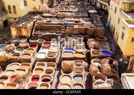 Fez, Marocco - Febbraio 23. 2019: Tradizionale conceria in pelle a Fez con lavoratori che lavorano con metodi di lavorazione della pelle vecchi. Foto Stock