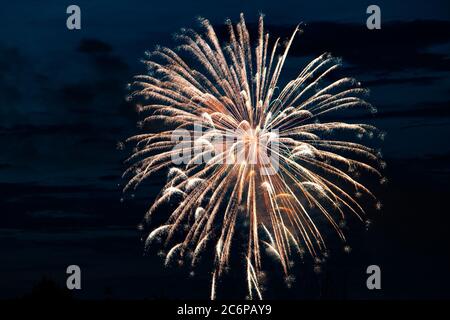 Bellissimi fuochi d'artificio festosi multicolore nel cielo notturno Foto Stock