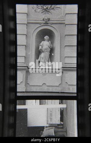 Fine anni '70 vintage contatto stampa in bianco e nero fotografia di una statua di un uomo leggendario. Foto Stock