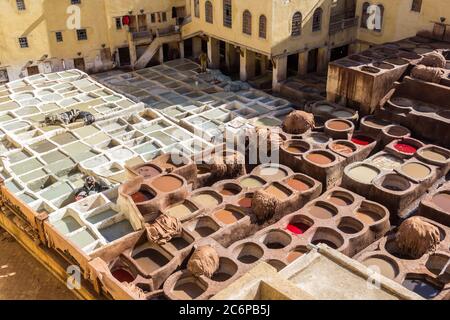 Fes, Marocco - Febbraio 23. 2019: Conceria nella vecchia Medina con lavoratori che lavorano pelli in modo tradizionale, Fes, Marocco Foto Stock