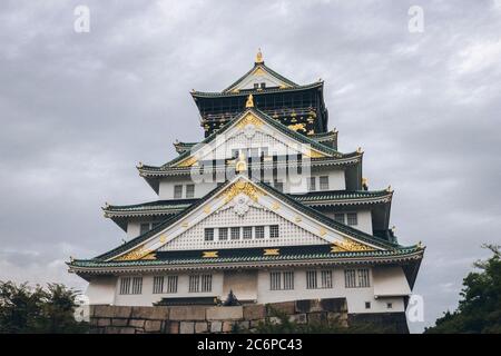Grande e vecchio edificio giapponese, città di Osaka, Giappone. Foto Stock