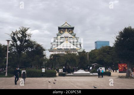 Grande e vecchio edificio giapponese, città di Osaka, Giappone. Foto Stock