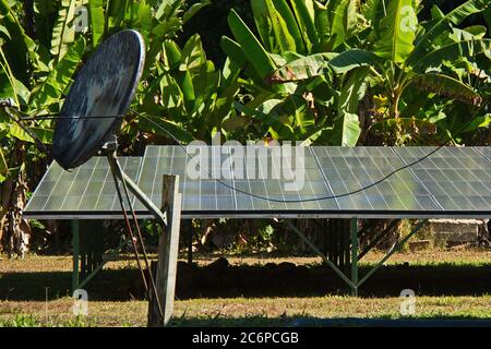 Pannelli solari e parabola satellitare alla stazione la Sirena nel Parco Nazionale di Corcovado sulla penisola Osa in Costa Rica, America Centrale Foto Stock