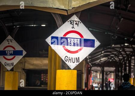 Cartello del responsabile della stazione ferroviaria a Ghum, India. Foto Stock