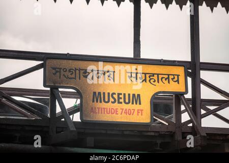 Cartello del responsabile della stazione ferroviaria a Ghum, India. Foto Stock