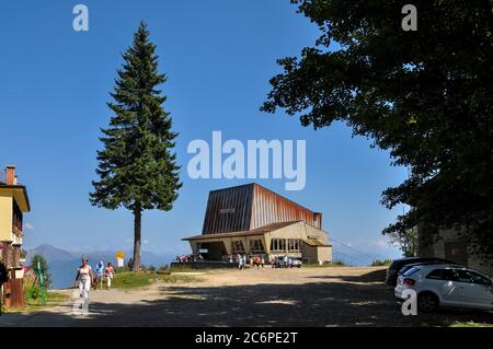 Il capolinea della funivia di montagna Mottarone, Stresa, Lago maggiore, Italia Foto Stock