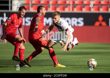 11 luglio 2020, Baviera, Ingolstadt: Calcio: 2 ° Bundesliga - Relegation, FC Ingolstadt 04 - 1 ° FC Nürnberg, Relegation, ritorno partita a Audi Sportpark. Michael Heinloth di Ingolstadt (l-r), Robin Krauße di Ingolstadt e Fabian Nürnberger di Norimberga lottano per la palla. Foto: Matthias Balk/dpa - NOTA IMPORTANTE: In conformità con le norme del DFL Deutsche Fußball Liga e del DFB Deutscher Fußball-Bund, è vietato sfruttare o sfruttare nello stadio e/o nel gioco le fotografie scattate sotto forma di sequenze di immagini e/o serie di foto di tipo video. Foto Stock