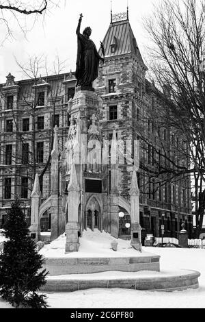 Immagine in bianco e nero della Fontaine de la Place d'Armes a Quebec City durante l'inverno Foto Stock