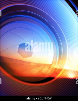 Macro fotografia dall'interno di un obiettivo e dei suoi dettagli come le lame del diaframma. Riflesso del cielo nell'obiettivo della fotocamera. Foto Stock