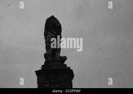 Fine anni '70 vintage nero e bianco stile di vita fotografia di una statua locale pubblico di un leone. Foto Stock