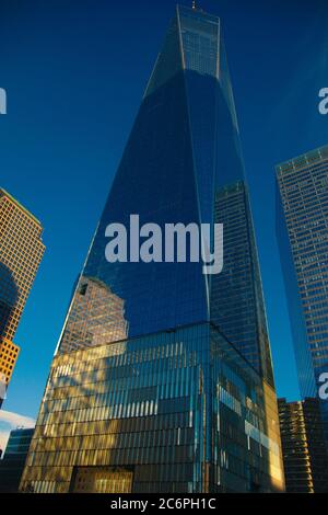 Newyork, USA 11/25/2017: Primo piano dell'immagine del Centro One World Trade ripresa con un grandangolo. Raschietto in vetro isolato Foto Stock