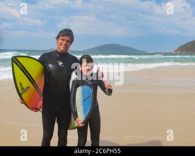 Florianopolis, Santa Catarina, Brasile. 11 Luglio 2020. (INT) movimento di surfisti a Brava Beach. 11 luglio 2020, Florianopolis, Santa Catarina, Brasile: Dopo qualche pesca, alcuni surfisti sono visti in azione alla spiaggia brava situata nel nord dell'isola di Florianopolis a Santa Catarina, questo Sabato. Credit: Andrea Macedo/Thenews2 Credit: Andrea Macedo/TheNEWS2/ZUMA Wire/Alamy Live News Foto Stock